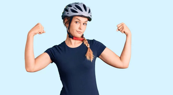 Mulher Branca Bonita Usando Capacete Bicicleta Mostrando Músculos Braços Sorrindo — Fotografia de Stock