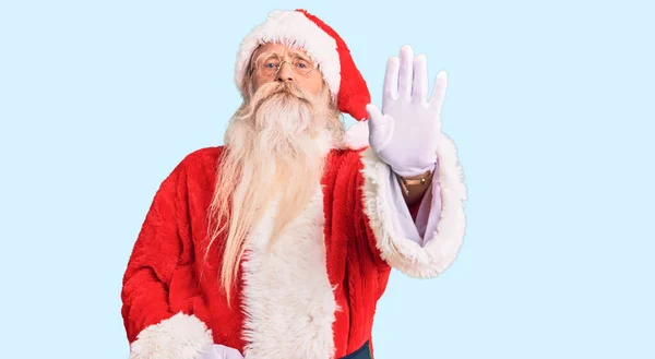 Geleneksel Noel Baba Kostümü Giyen Gri Saçlı Uzun Sakallı Yaşlı — Stok fotoğraf