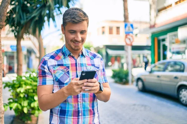 Jonge Kaukasische Man Lacht Gelukkig Met Behulp Van Smartphone Stad — Stockfoto