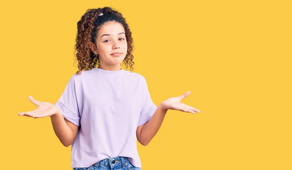 Menina Bonita Criança Com Cabelo Encaracolado Vestindo Roupas Casuais Expressão — Fotografia de Stock