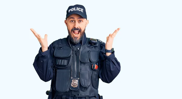 Jovem Homem Bonito Vestindo Uniforme Policial Comemorando Louco Surpreso Pelo — Fotografia de Stock