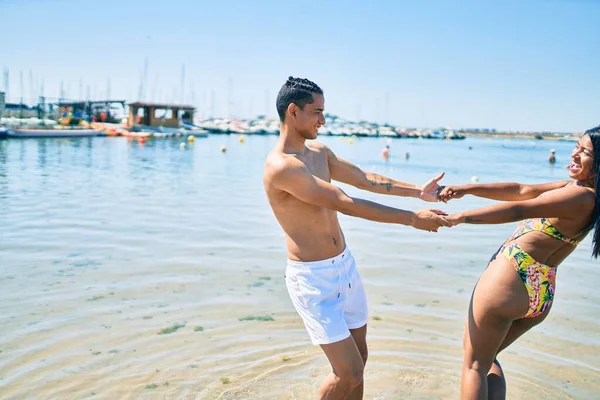 Mayolu Genç Bir Çift Mutlu Bir Şekilde Gülümsüyor Sahilde Dans — Stok fotoğraf