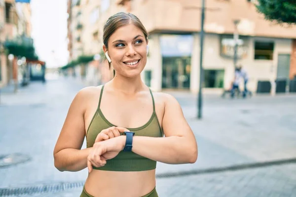 Ung Blond Idrottskvinna Bär Sportkläder Berörande Klocka Staden — Stockfoto