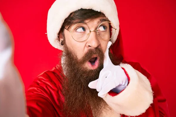 Schöner Junger Roter Mann Mit Langem Bart Weihnachtsmann Kostüm Der — Stockfoto