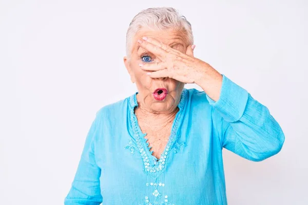 Senior Bella Donna Con Gli Occhi Azzurri Capelli Grigi Indossa — Foto Stock