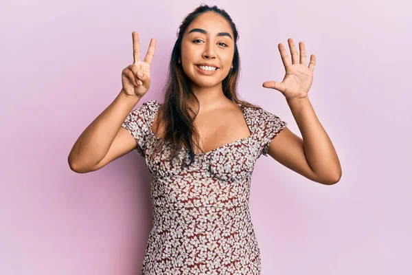 Молодая Латинская Женщина Повседневной Одежде Показывает Показывает Пальцами Номер Семь — стоковое фото