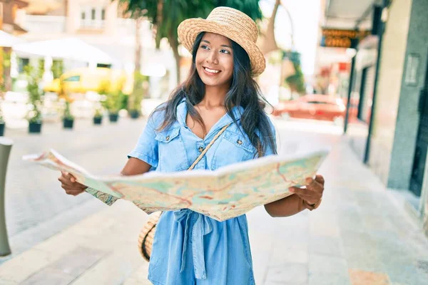 Junge Schöne Indianerin Lächelt Glücklich Und Hält Stadtplan Auf Der — Stockfoto