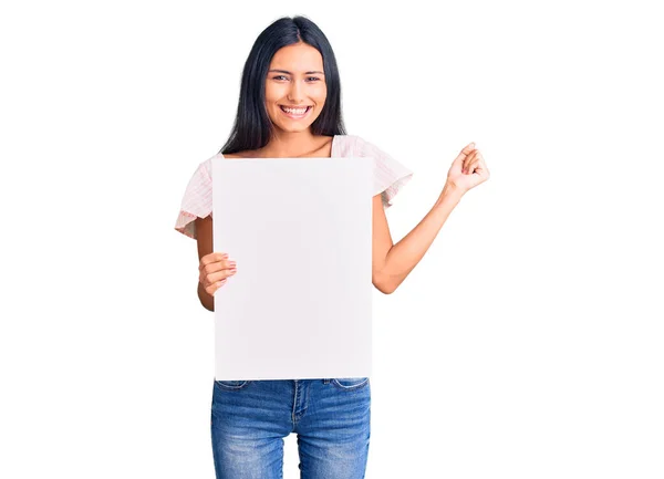 Joven Chica Latina Hermosa Sosteniendo Banner Vacío Blanco Gritando Orgulloso —  Fotos de Stock