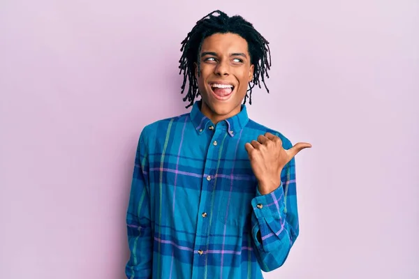 Молодий Афроамериканець Одягнений Повсякденний Одяг Посміхається Щасливим Обличчям Вказує Бік — стокове фото