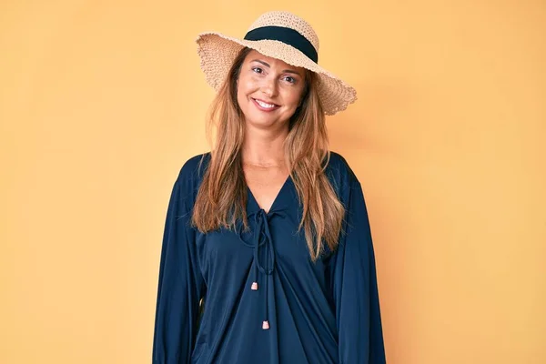 Mujer Hispana Mediana Edad Vistiendo Sombrero Verano Con Aspecto Positivo — Foto de Stock