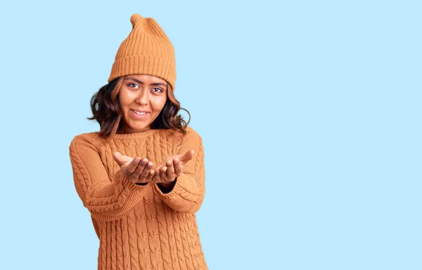 Jovem Bela Mulher Raça Mista Vestindo Suéter Chapéu Inverno Sorrindo — Fotografia de Stock