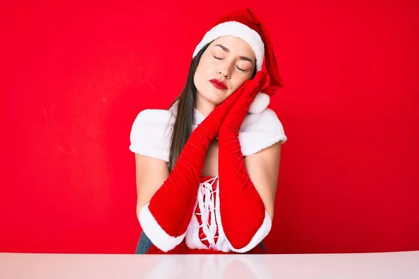 Jovem Caucasiana Vestindo Traje Papai Noel Dormindo Cansado Sonhando Posando — Fotografia de Stock