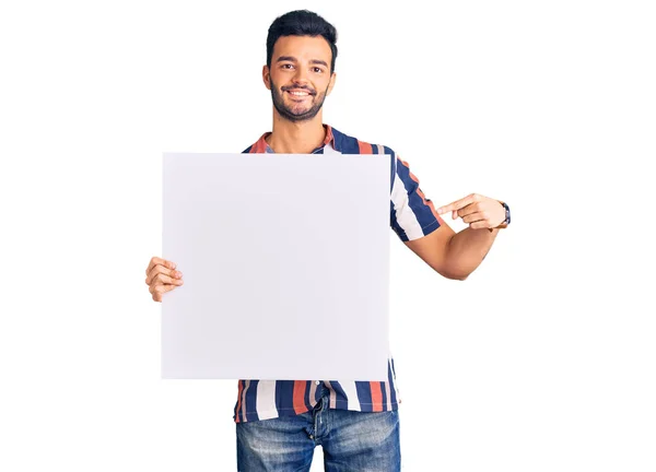 Homem Hispânico Bonito Jovem Segurando Banner Papelão Com Espaço Branco — Fotografia de Stock