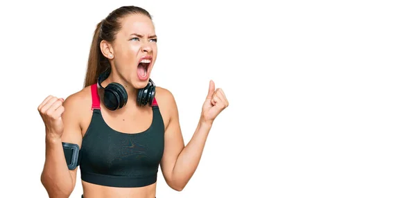 Hermosa Mujer Rubia Vistiendo Ropa Gimnasio Usando Auriculares Locos Locos —  Fotos de Stock