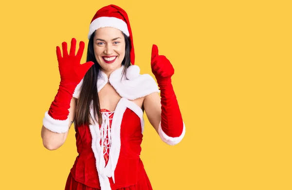 Jonge Mooie Blanke Vrouw Draagt Kerstman Kostuum Tonen Wijzen Met — Stockfoto