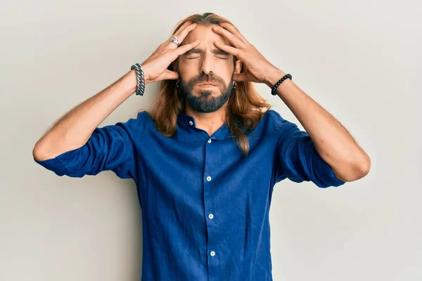 Aantrekkelijke Man Met Lang Haar Baard Casual Kleding Met Hand — Stockfoto