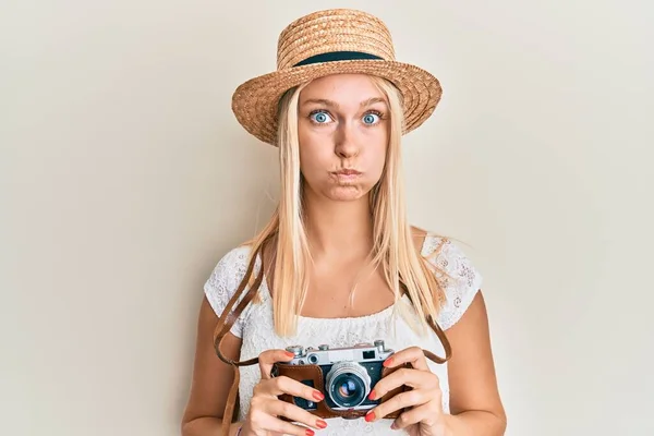 Молодая Блондинка Летней Шляпе Камерой Щеках Забавным Лицом Рот Надутый — стоковое фото