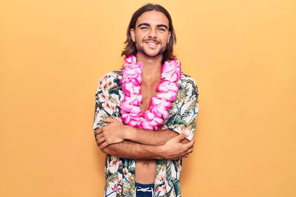 Jovem Homem Bonito Vestindo Roupa Banho Hawaiian Lei Rosto Feliz — Fotografia de Stock