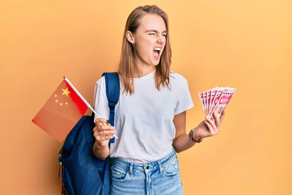 Όμορφη Ξανθιά Γυναίκα Ανταλλαγή Φοιτητής Κρατώντας Κινεζική Σημαία Και Γιουάν — Φωτογραφία Αρχείου