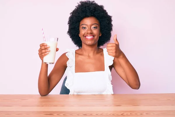 Jonge Afro Amerikaanse Vrouw Met Een Glas Melk Glimlachend Gelukkig — Stockfoto