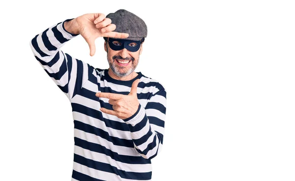 Orta Yaşlı Yakışıklı Hırsız Maskesi Takan Gülümseyen Elleri Parmakları Gülen — Stok fotoğraf