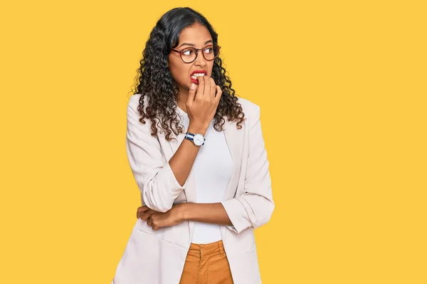 Ung Afrikansk Amerikansk Flicka Bär Affärskläder Ser Stressad Och Nervös — Stockfoto