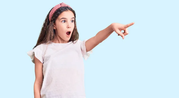 Niedliches Hispanisches Kindermädchen Lässigem Weißem Shirt Das Mit Dem Finger — Stockfoto