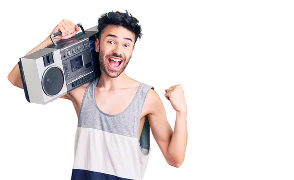 Jovem Hispânico Segurando Boombox Ouvindo Música Gritando Orgulhoso Celebrando Vitória — Fotografia de Stock