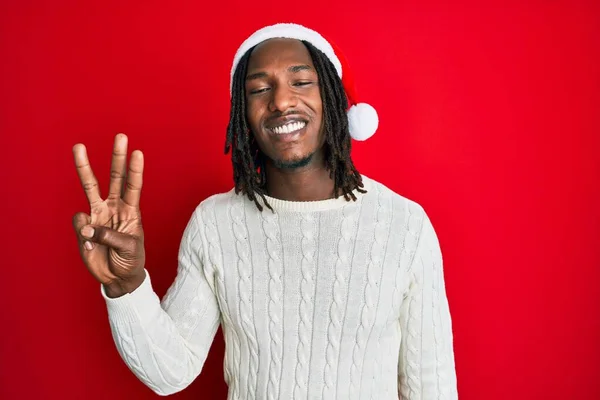 Hombre Afroamericano Con Trenzas Con Sombrero Navidad Mostrando Señalando Hacia —  Fotos de Stock