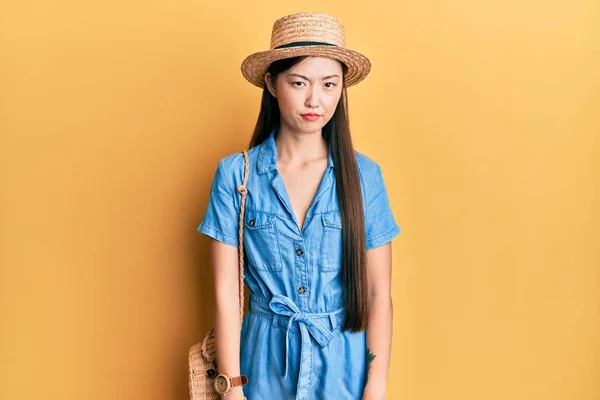 Νεαρή Κινέζα Γυναίκα Που Φοράει Καλοκαιρινό Καπέλο Σκεπτική Και Νευρική — Φωτογραφία Αρχείου