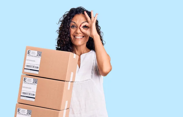 Mulher Bonita Meia Idade Segurando Pacote Entrega Sorrindo Feliz Fazendo — Fotografia de Stock