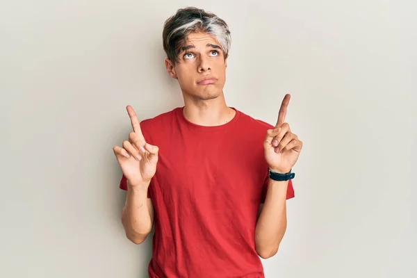 Gündelik Kıyafetler Giyen Genç Spanyol Adam Üzgün Üzgün Görünüyor Parmaklarıyla — Stok fotoğraf