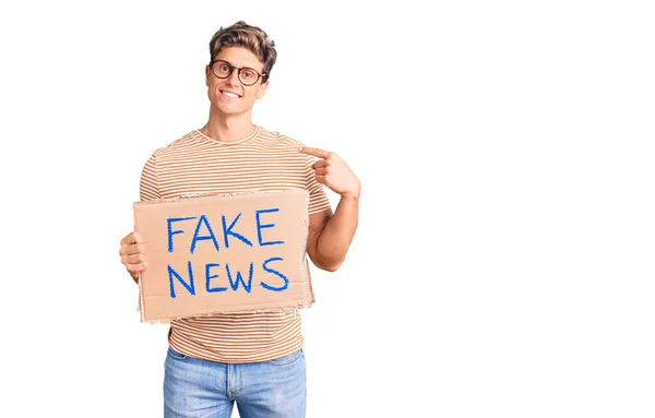 Junger Gutaussehender Mann Mit Fake News Banner Der Mit Dem — Stockfoto