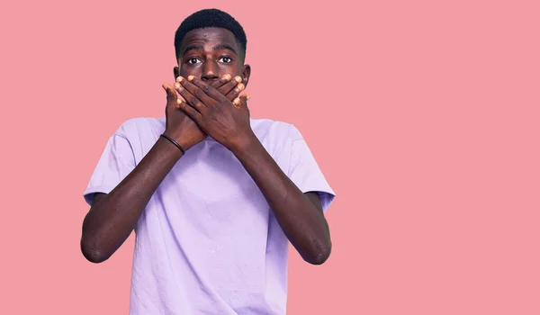 Jovem Afro Americano Vestindo Roupas Casuais Chocou Cobrindo Boca Com — Fotografia de Stock