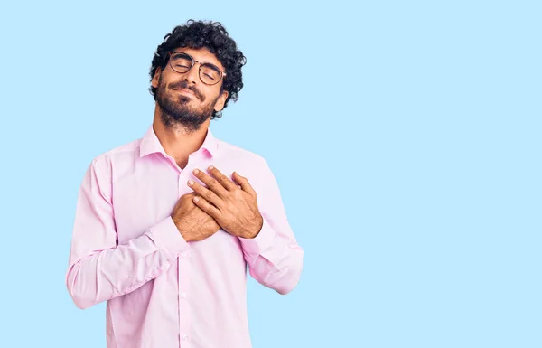 Bello Giovanotto Con Capelli Ricci Orso Che Indossa Abiti Lavoro — Foto Stock