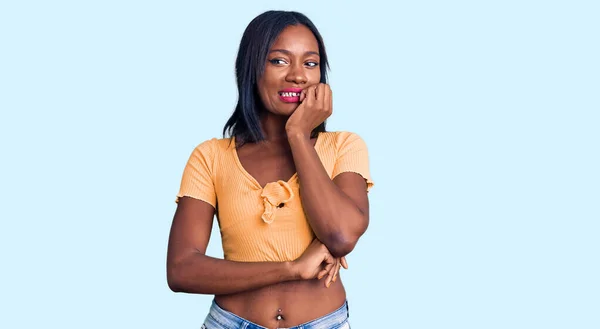 Junge Afrikanisch Amerikanische Frau Lässiger Kleidung Sieht Gestresst Und Nervös — Stockfoto