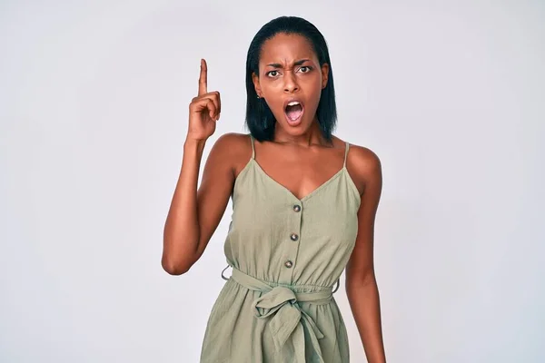 Mujer Afroamericana Joven Que Usa Ropa Casual Señalando Con Dedo —  Fotos de Stock