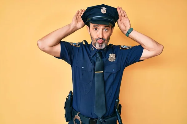 Hispánec Středního Věku Policejní Uniformě Dělá Gesto Králičí Uši Dlaněmi — Stock fotografie