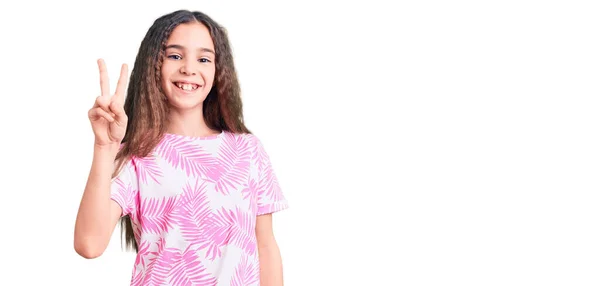 Aranyos Spanyol Kislány Alkalmi Ruhában Mutatva Mutatva Kettes Számú Ujjal — Stock Fotó