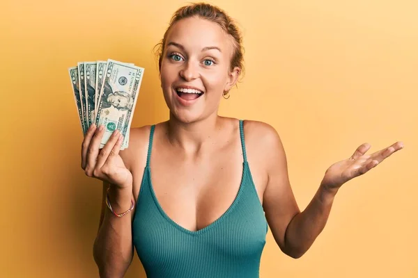 Hermosa Mujer Caucásica Sosteniendo Dólares Celebrando Logro Con Sonrisa Feliz — Foto de Stock
