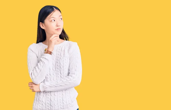 Young Beautiful Chinese Woman Wearing Casual Sweater Hand Chin Thinking — Stock Photo, Image