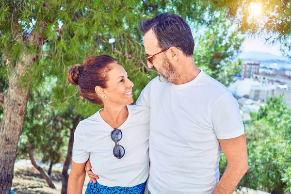 Casal Bonito Meia Idade Vestindo Roupas Casuais Óculos Sol Sorrindo — Fotografia de Stock