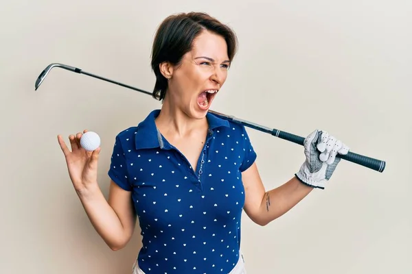 Young Brunette Woman Short Hair Holding Ball Golf Club Angry — Stock Photo, Image