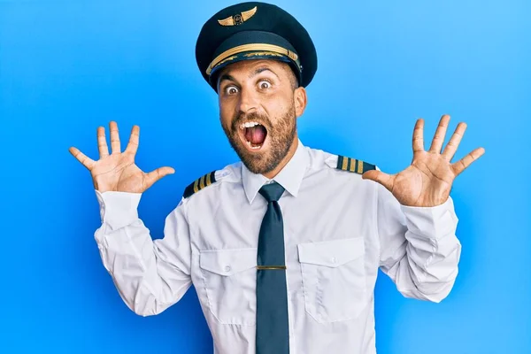 Homem Bonito Com Barba Vestindo Uniforme Piloto Avião Comemorando Louco — Fotografia de Stock