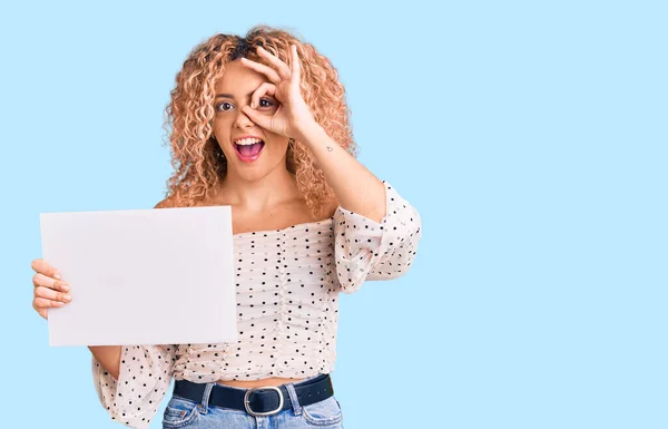 Ung Blond Kvinna Med Lockigt Hår Håller Försäljning Affisch Ler — Stockfoto