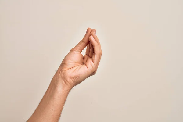 Рука Кавказского Юноши Показывает Пальцы Изолированном Белом Фоне Делая Итальянский — стоковое фото