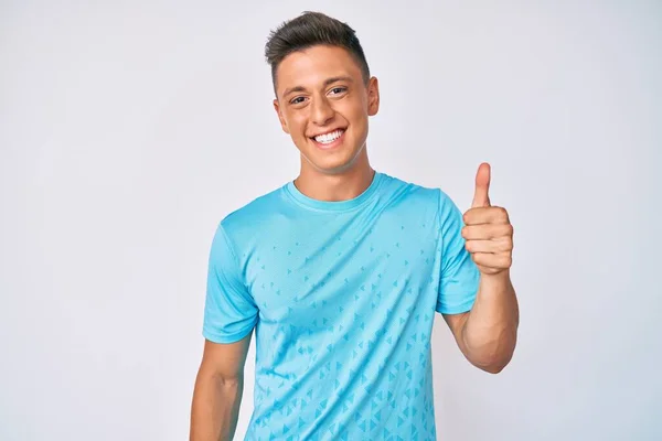 Jonge Latijns Amerikaanse Jongen Draagt Casual Kleding Glimlachend Gelukkig Positief — Stockfoto
