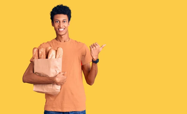 Junger Afrikanisch Amerikanischer Mann Hält Papiertüte Mit Brot Der Hand — Stockfoto