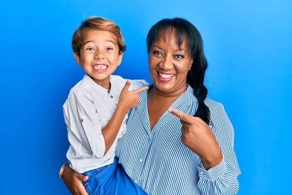 Familia Hispana Madre Hijo Abrazándose Juntos Con Amor Sonriendo Feliz —  Fotos de Stock