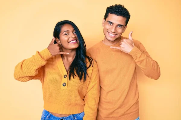 Vackra Latinska Unga Par Bär Avslappnade Kläder Tillsammans Leende Gör — Stockfoto